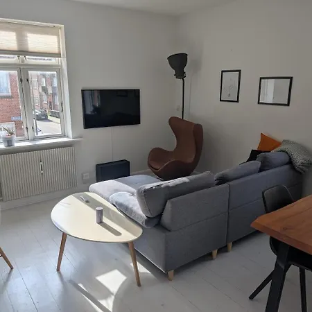 公寓 Cozy 2 Bedroom Close To Train, City, And *