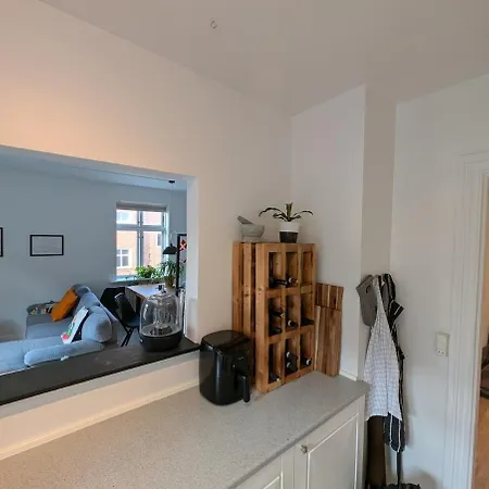 Apartment Cozy 2 Bedroom Close To Train, City, And