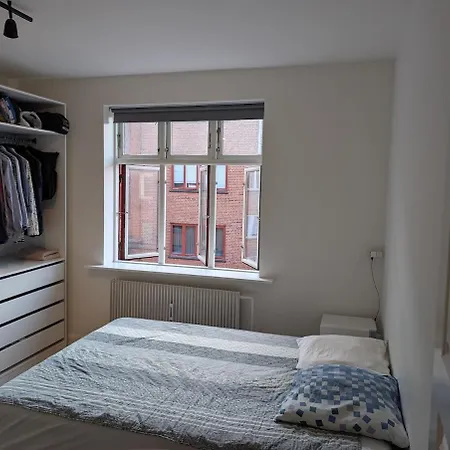 Apartment Cozy 2 Bedroom Close To Train, City, And
