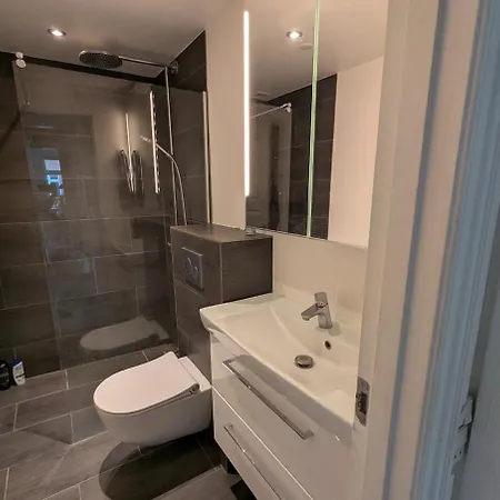 公寓 Cozy 2 Bedroom Close To Train, City, And