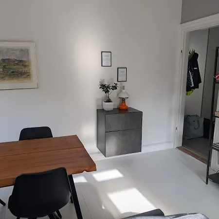 Cozy 2 Bedroom Close To Train, City, And *