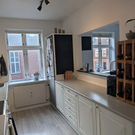 Cozy 2 Bedroom Close To Train, City, And Apartment *