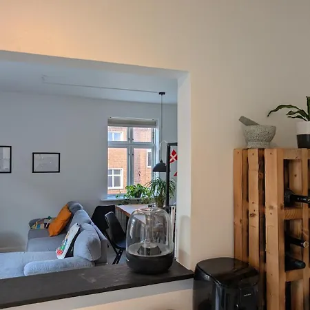 Cozy 2 Bedroom Close To Train, City, And Apartment