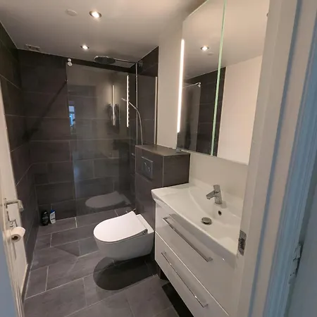 Cozy 2 Bedroom Close To Train, City, And