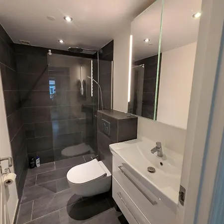 Cozy 2 Bedroom Close To Train, City, And * 腓特烈西亚