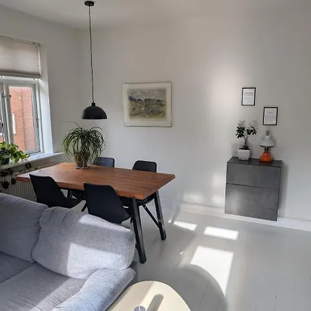 Cozy 2 Bedroom Close To Train, City, And 腓特烈西亚