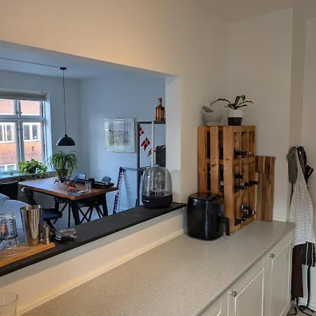 Cozy 2 Bedroom Close To Train, City, And