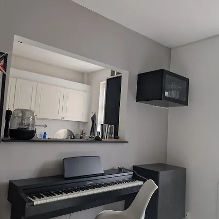 Cozy 2 Bedroom Close To Train, City, And